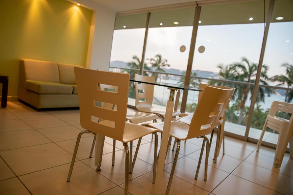 Ramada by Wyndham Acapulco Hotel & Suites