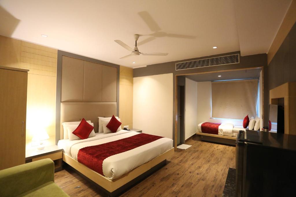 Frankstay Superb Near RK Ashram Metro station