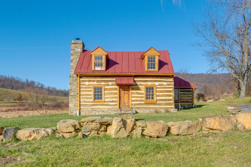 Historical Paris Cabin on Farm with Fire Pit!