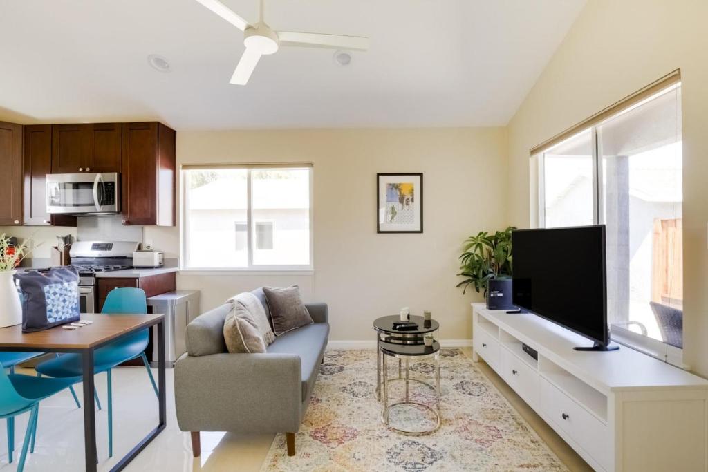 Cupertino 2br w balcony parking nr dining SFO-1570